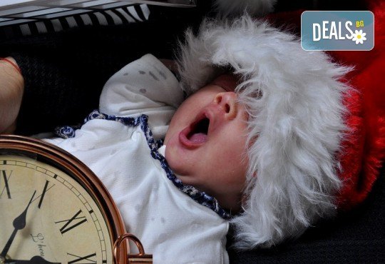 Коледна или зимна фотосесия в студио с 3 различни декора, 160-180 кадъра и подарък Фотокнига, от Photosesia.com - Снимка 3