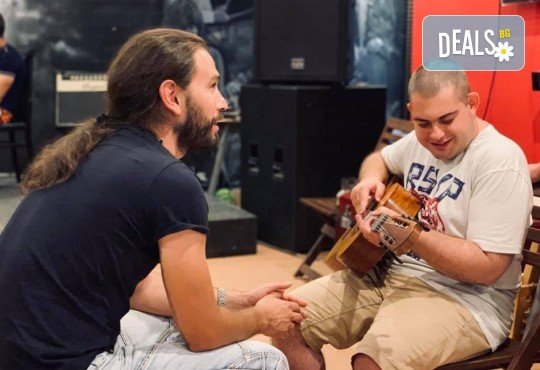 1 или 2 урока по пеене, китара, барабани, пиано, бас китара, саксофон, гайда или друг инструмент при преподавател в Rock School - Снимка 24
