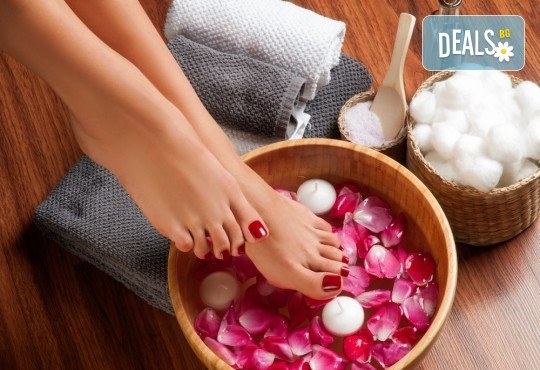 Красиви крачета! Поглезете се с педикюр с гел лак BlueSky и 4 декорации в Салон за красота Мечта - Снимка 1