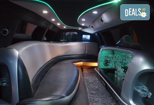 За Свети Валентин! Романтично предложение за брак в лимузина с личен шофьор, испанско пенливо вино и листа от рози, за София или Пловдив от San Diego Limousines! - Снимка 8