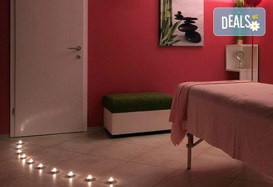 90 минути Любовен елексир! Синхронен масаж за двама с вана, масло от ягоди и шампанско, цветна романтика и комплимент бяло вино Шардоне от Senses Massage & Recreation - Снимка 9