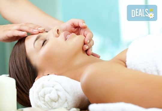 Мануален масаж и пилинг на лице, шия и деколте с испанската козметика Belnatur в Бутиков салон Royal Beauty Room - Снимка 2