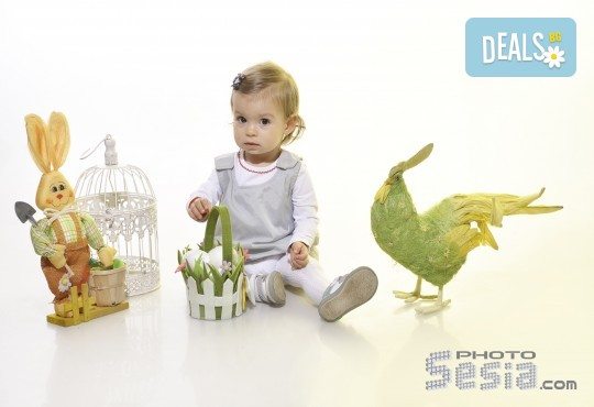 Великденска фотосесия в студио с 3 различни декора, 160-180 кадъра и подарък Фотокнига, от Photosesia.com - Снимка 4