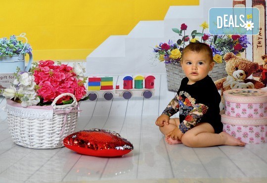 Великденска фотосесия в студио с 3 различни декора, 160-180 кадъра и подарък Фотокнига, от Photosesia.com - Снимка 1