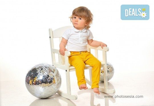 Великденска фотосесия в студио с 3 различни декора, 160-180 кадъра и подарък Фотокнига, от Photosesia.com - Снимка 7