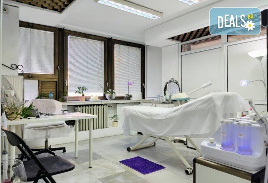 Луксозна Кралска терапия за лице - с механична екстракция, водно дермабразио, ултразвуков и RF лифтинг с подмладяващи серуми от Esthetic Center Adoree - Снимка 7