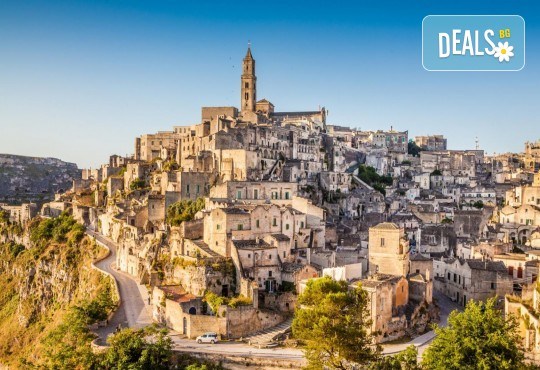 Красотата на Южна Италия! 3 нощувки със закуски в хотел 3*, транспорт, посещение на Неапол, Позитано, вулкана Везувий, Помпей и китни италиански села с България Травъл - Снимка 3