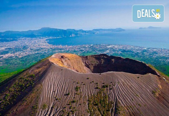 Красотата на Южна Италия! 3 нощувки със закуски в хотел 3*, транспорт, посещение на Неапол, Позитано, вулкана Везувий, Помпей и китни италиански села с България Травъл - Снимка 6