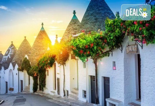 Красотата на Южна Италия! 3 нощувки със закуски в хотел 3*, транспорт, посещение на Неапол, Позитано, вулкана Везувий, Помпей и китни италиански села с България Травъл - Снимка 1