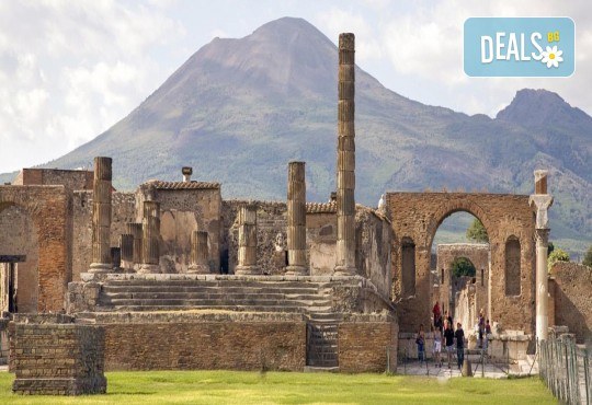 Красотата на Южна Италия! 3 нощувки със закуски в хотел 3*, транспорт, посещение на Неапол, Позитано, вулкана Везувий, Помпей и китни италиански села с България Травъл - Снимка 2