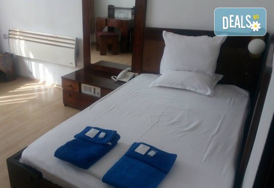 Релакс в СПА хотел Виктория, Брацигово! 1 нощувка със закуска и ползване на басейн, безплатно за дете до 5.99 години - Снимка 14