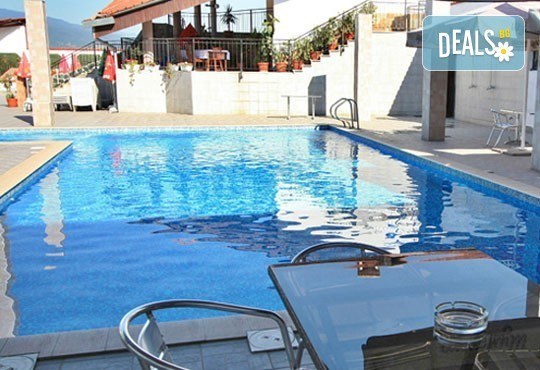 Релакс в СПА хотел Виктория, Брацигово! 1 нощувка със закуска и ползване на басейн, безплатно за дете до 5.99 години - Снимка 3