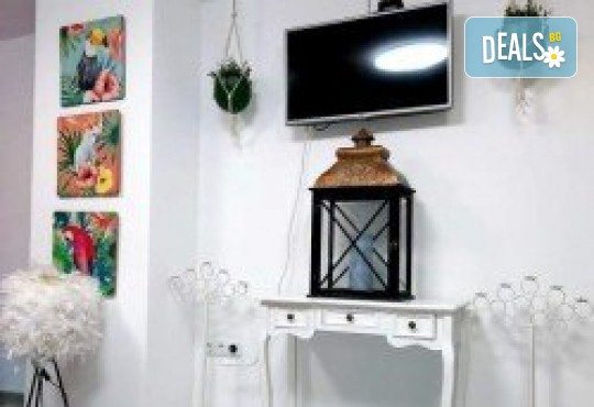 Идеалният подарък! 50- или 70-минутна лифтинг терапия с нано злато, масаж на лице и кралски масаж на гръб или цяло тяло в Wellness Center Ganesha Club - Снимка 14