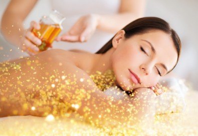 Идеалният подарък! 50- или 70-минутна лифтинг терапия с нано злато, масаж на лице и кралски масаж на гръб или цяло тяло в Wellness Center Ganesha Club - Снимка