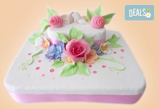 За кумовете! Празнична торта Честито кумство с пъстри цветя, дизайн сърце, романтични рози, влюбени гълъби или др. от Сладкарница Джорджо Джани - Снимка 24