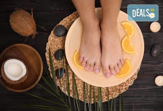 Красиви крачета! Медицински или класически педикюр в цвят по избор в салон за красота Madonna - Снимка 4