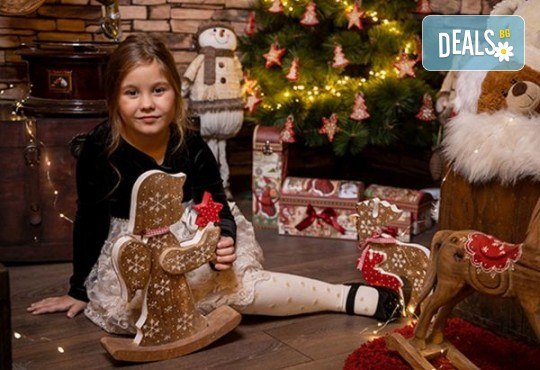 Запечатайте празничните мигове със семейството си! Професионална Коледна фотосесия в студио с 4 декора и 100 обработени кадъра от Chapkanov photography - Снимка 9