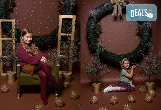 Запечатайте празничните мигове със семейството си! Професионална Коледна фотосесия в студио с 4 декора и 100 обработени кадъра от Chapkanov photography - Снимка 15