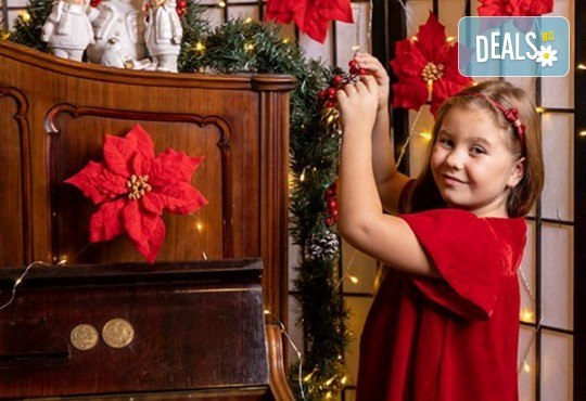 Запечатайте празничните мигове със семейството си! Професионална Коледна фотосесия в студио с 4 декора и 100 обработени кадъра от Chapkanov photography - Снимка 16