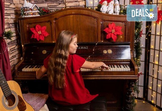 Запечатайте празничните мигове със семейството си! Професионална Коледна фотосесия в студио с 4 декора и 100 обработени кадъра от Chapkanov photography - Снимка 18