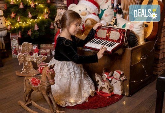 Запечатайте празничните мигове със семейството си! Професионална Коледна фотосесия в студио с 4 декора и 100 обработени кадъра от Chapkanov photography - Снимка 19