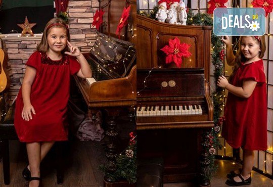Запечатайте празничните мигове със семейството си! Професионална Коледна фотосесия в студио с 4 декора и 100 обработени кадъра от Chapkanov photography - Снимка 20