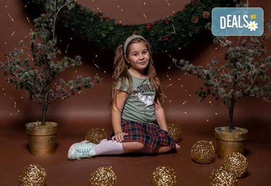 Запечатайте празничните мигове със семейството си! Професионална Коледна фотосесия в студио с 4 декора и 100 обработени кадъра от Chapkanov photography - Снимка 3