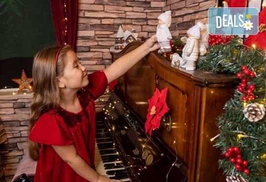 Запечатайте празничните мигове със семейството си! Професионална Коледна фотосесия в студио с 4 декора и 100 обработени кадъра от Chapkanov photography - Снимка 6