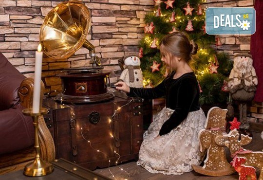 Запечатайте празничните мигове със семейството си! Професионална Коледна фотосесия в студио с 4 декора и 100 обработени кадъра от Chapkanov photography - Снимка 7