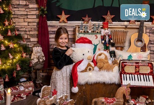 Запечатайте празничните мигове със семейството си! Професионална Коледна фотосесия в студио с 4 декора и 100 обработени кадъра от Chapkanov photography - Снимка 1