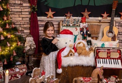 Запечатайте празничните мигове със семейството си! Професионална Коледна фотосесия в студио с 4 декора и 100 обработени кадъра от Chapkanov photography