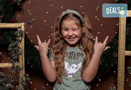 Запечатайте празничните мигове със семейството си! Професионална Коледна фотосесия в студио с 4 декора и 100 обработени кадъра от Chapkanov photography - Снимка 8