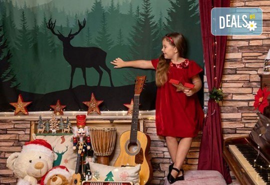 Запечатайте празничните мигове със семейството си! Професионална Коледна фотосесия в студио с 4 декора и 100 обработени кадъра от Chapkanov photography - Снимка 4
