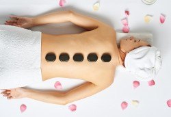 Hot Stone релаксиращ масаж на гръб, ръце и стъпала с натурални масла в Масажно студио Теньо Коев - Снимка