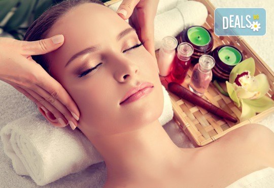 За красивата жена! СПА масаж Златен дъжд със златни частици, парафинова терапия за ръце, масаж на лице, хиалурон или колаген и чаша бяло вино в Senses Massage & Recreation - Снимка 5