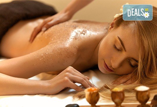 За красивата жена! СПА масаж Златен дъжд със златни частици, парафинова терапия за ръце, масаж на лице, хиалурон или колаген и чаша бяло вино в Senses Massage & Recreation - Снимка 3