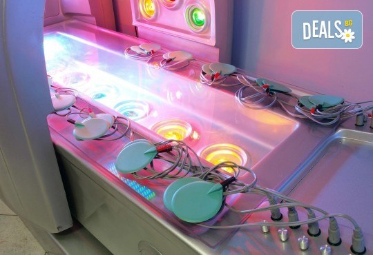 Космическо СПА преживяване! СПА капсула с LED светлина, цялостен релаксиращ масаж с шоколад или боровинка и терапия за лице от Senses Massage & Recreation - Снимка 2
