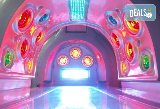 Космическо СПА преживяване! СПА капсула с LED светлина, цялостен релаксиращ масаж с шоколад или боровинка и терапия за лице от Senses Massage & Recreation - Снимка 3