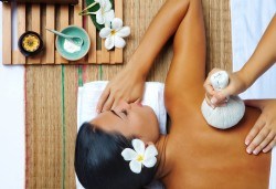 Релаксирайте с 40-минутен лечебен масаж с билкови етерични масла от лайка и жен шен и зонотерапия в Chocolate studio - Снимка