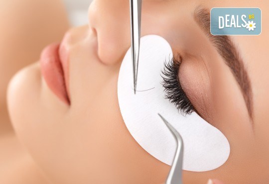 Приковаващ поглед! Поставяне на 3D мигли Russian Volume Lashes в салон за красота Madonna в Центъра - Снимка 4