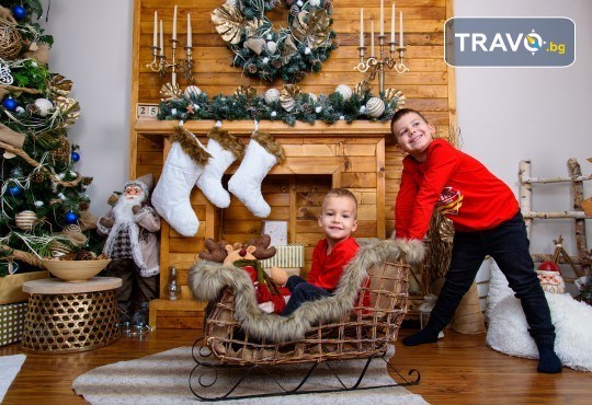 Семейна коледна фотосесия в студио с 3 различни декора от MVP Studio - Снимка 2