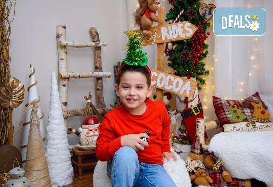 Семейна коледна фотосесия в студио с 3 различни декора от MVP Studio - Снимка 3