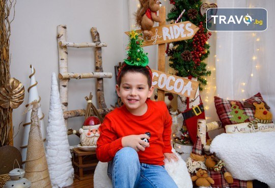 Семейна коледна фотосесия в студио с 3 различни декора от MVP Studio - Снимка 3