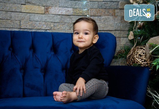 Семейна коледна фотосесия в студио с 3 различни декора от MVP Studio - Снимка 4