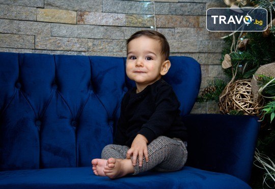 Семейна коледна фотосесия в студио с 3 различни декора от MVP Studio - Снимка 4