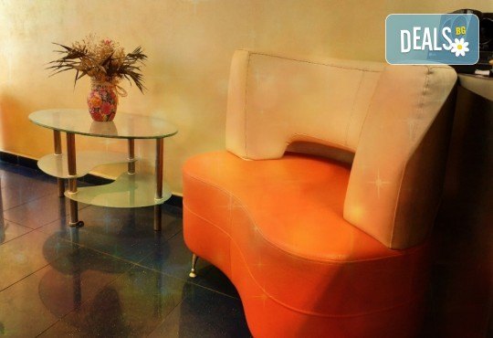 Болкоуспокоителен масаж със 100 % чисто топло масло от маслина и гроздови семенца + масаж на скалп + рефлексология на ходила 70 минути в Dimitrova Beauty - Снимка 4