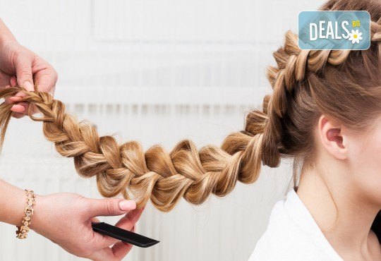 Освежете прическата си! Подстригване, арганова терапия за коса с инфраред преса и плитка или оформяне с преса в студио Relax Beauty & Spa - Снимка 3