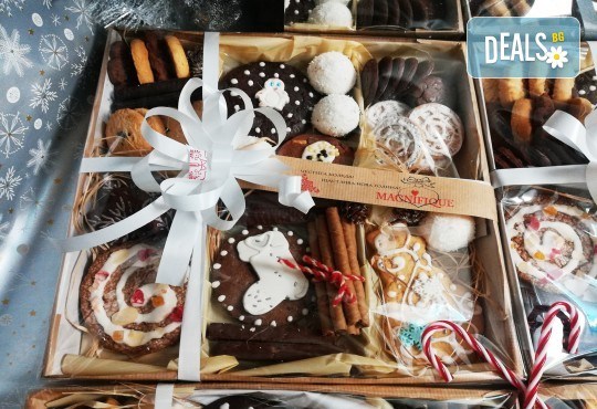 Коледни изкушения в кутия! Комбиниран сет от 600 гр. сладки за Коледа в красива празнична опаковка от MAGNIFIQUE - Снимка 3