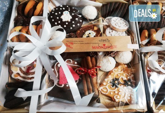 Коледни изкушения в кутия! Комбиниран сет от 600 гр. сладки за Коледа в красива празнична опаковка от MAGNIFIQUE - Снимка 1