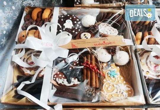 Коледни изкушения в кутия! Комбиниран сет от 600 гр. сладки за Коледа в красива празнична опаковка от MAGNIFIQUE - Снимка 6